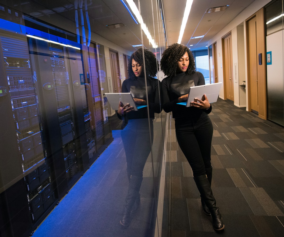 Especialista com portátil junto a uma sala de servidores, cloud Microsoft Azure